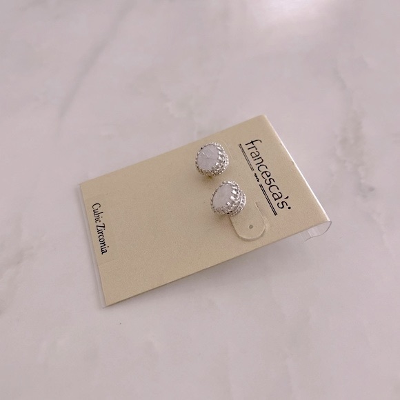 Francesca’s Stud Earrings - Picture 4 of 7